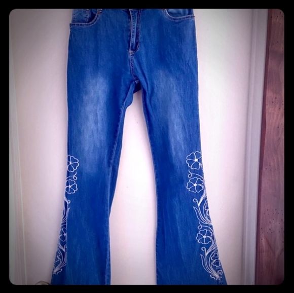 🌸Adorable Embroidered Jeans🌸 - Picture 5 of 9
